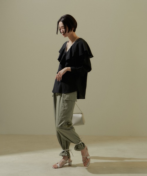SALON adam et rope'（サロン アダム エ ロペ）の「[24SS]フリルカラーブラウス/ラッフルカラー（シャツ/ブラウス・レディース・ブラック/ベージュ/オフホワイト・FREE）」の17枚目の写真
