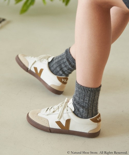 VEJA(ヴェジャ)の「VEJA / "VOLLEY" スニーカー(スニーカー・メンズ・ホワイト系/ホワイト×グレー/ホワイト×ブラウン/シルバー/ブラック/シルバー系・37/38/39/41/42/36/43/40)」の3枚目の写真