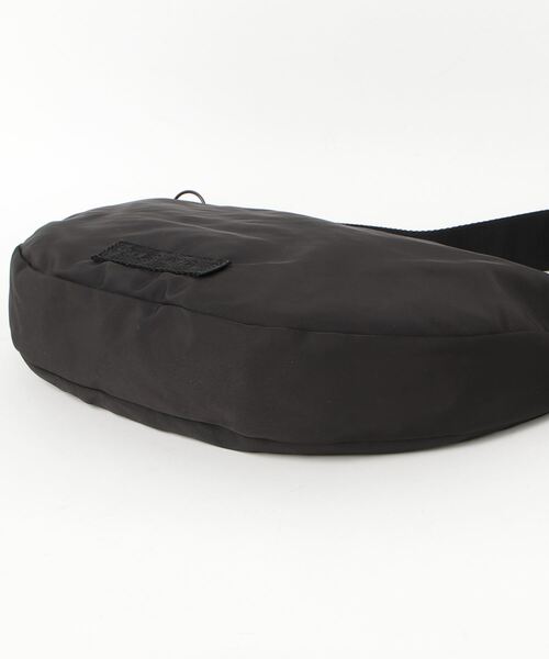 ALLSAINTS（オールセインツ）の「KOY RECYCLED CROSSBODY SLING BAG | KOY リサイクル クロスボディ スリング バッグ（ショルダーバッグ・メンズ・ブラック・ONE SIZE）」の2枚目の写真