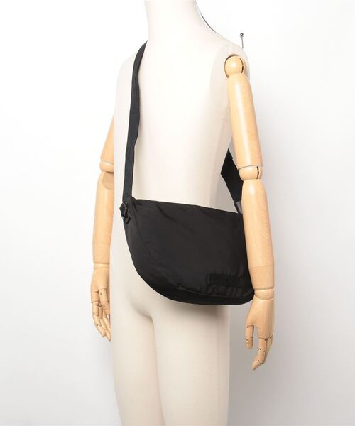 ALLSAINTS（オールセインツ）の「KOY RECYCLED CROSSBODY SLING BAG | KOY リサイクル クロスボディ スリング バッグ（ショルダーバッグ・メンズ・ブラック・ONE SIZE）」の4枚目の写真