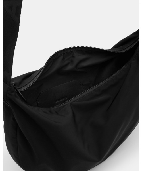 ALLSAINTS（オールセインツ）の「KOY RECYCLED CROSSBODY SLING BAG | KOY リサイクル クロスボディ スリング バッグ（ショルダーバッグ・メンズ・ブラック・ONE SIZE）」の8枚目の写真