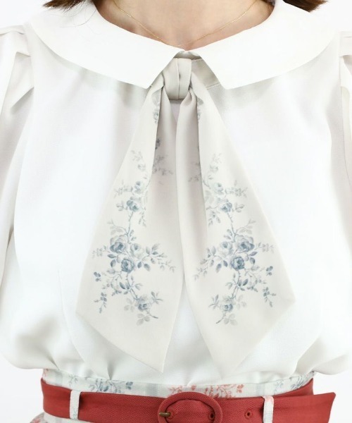 an another angelus(アンアナザーアンジェラス)の「アイビーローズスカーフタイ付きブラウス(シャツ/ブラウス・レディース・オフホワイト/アイボリー・FREE)」の13枚目の写真