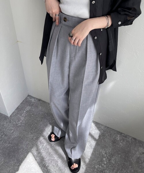 fredy emue（フレディエミュ）の「2タックスラックス【レングス長め丈あり】（スラックス・レディース・グレー/ベージュ/ブラック・39/38/36）」の2枚目の写真