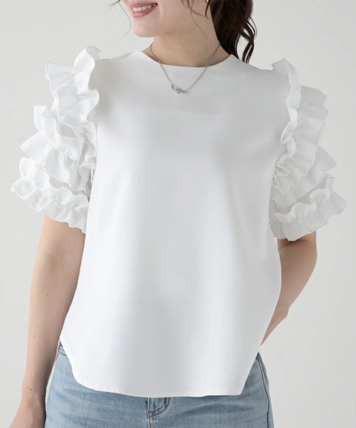 O.S.K（オーエスケー）の「[O.S.K] ショルダーフリルブラウス（シャツ/ブラウス・レディース・ホワイト/ブラック・L/M）」の2枚目の写真