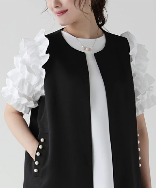 O.S.K（オーエスケー）の「[O.S.K] ショルダーフリルブラウス（シャツ/ブラウス・レディース・ホワイト/ブラック・L/M）」の4枚目の写真