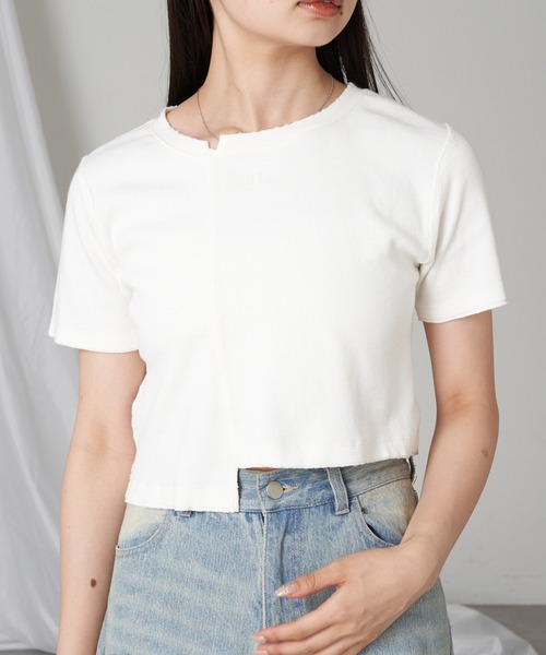 RAY CASSIN(レイカズン)の「ピグメント切替刺繍Tシャツ(Tシャツ/カットソー・レディース・レッド/ブラック/アイボリー・FREE)」の1枚目の写真