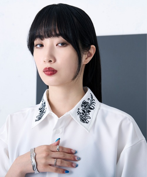 Ellno Loset（エルノロゼット）の「バックプリーツ刺繍シャツ（シャツ/ブラウス・メンズ・オフホワイト/ブラック・LARGE/SMALL/MEDIUM）」の6枚目の写真