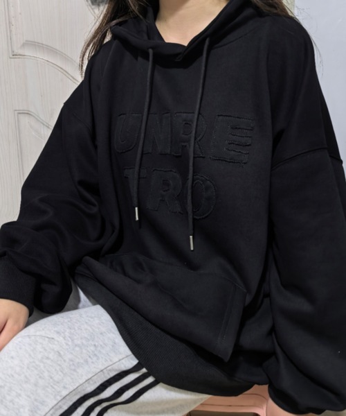 CREARE -LINO-(クレアーレリノ)の「<ユニセックス>スエードタッチ 立体ロゴプリントパーカー/フーディ(パーカー・メンズ・ブラック/チャコール/ベージュ/パープル・FREE)」の1枚目の写真