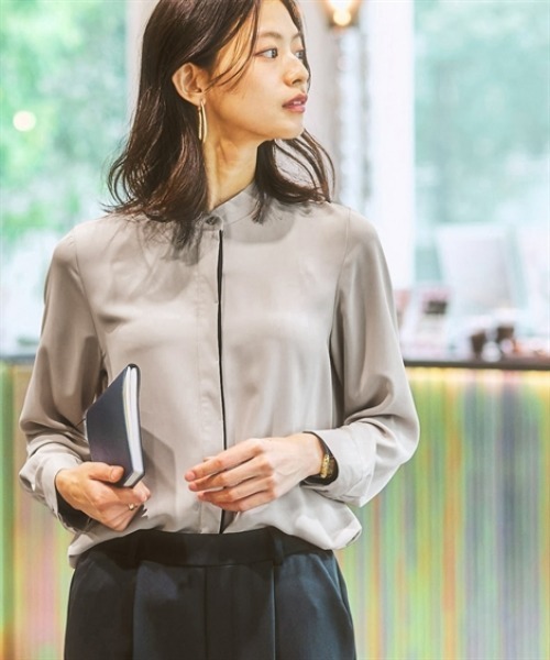 7days Life Styling(セブンデイズライフスタイリング)の「【UVカット/速乾】ストレッチパウダーサテン配色ブラウス(シャツ/ブラウス・レディース・オフホワイト/グレイッシュベージュ/サックスブルー・S/M/L/LL/3L/4L)」の7枚目の写真