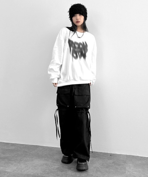 LVEU.(ラブユ.)の「【LVEU.】ストリートアートプリント長袖トップス / トップス スウェット 長袖 オーバー プリント スプレー ブラック ホワイト(スウェット・レディース・ホワイト/ブラック・FREE)」の3枚目の写真