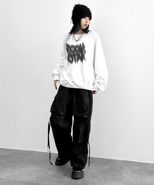 LVEU.(ラブユ.)の「【LVEU.】ストリートアートプリント長袖トップス / トップス スウェット 長袖 オーバー プリント スプレー ブラック ホワイト(スウェット・レディース・ホワイト/ブラック・FREE)」の4枚目の写真