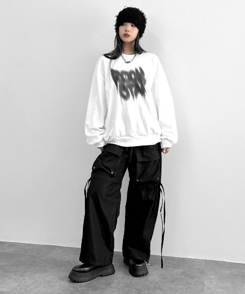 LVEU.(ラブユ.)の「【LVEU.】ストリートアートプリント長袖トップス / トップス スウェット 長袖 オーバー プリント スプレー ブラック ホワイト(スウェット・レディース・ホワイト/ブラック・FREE)」の16枚目の写真