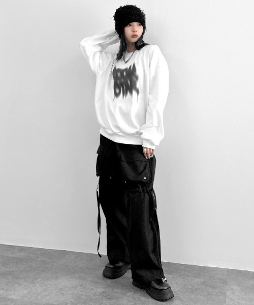LVEU.(ラブユ.)の「【LVEU.】ストリートアートプリント長袖トップス / トップス スウェット 長袖 オーバー プリント スプレー ブラック ホワイト(スウェット・レディース・ホワイト/ブラック・FREE)」の17枚目の写真