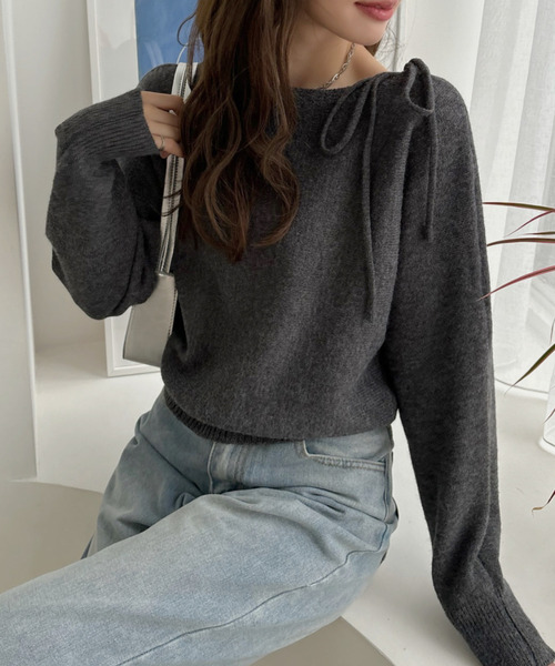 Ada.(エイダ)の「リボン チョーカー付き ゆるボートネック オーバーサイズ ニット(ニット/セーター・レディース・ホワイト/ブルー/ダークグレー・FREE)」の4枚目の写真