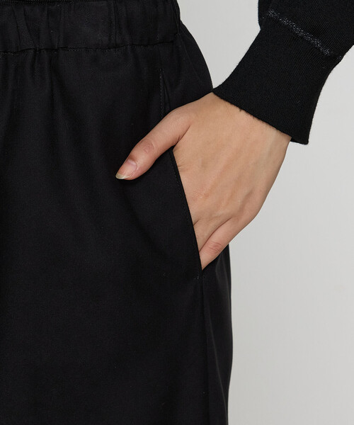 Gabardine K.T（ギャバジンケーティー）の「スエード調ジャージ スエードセミタイトスカート（スカート・レディース・ブラック/チャコール・9号）」の7枚目の写真