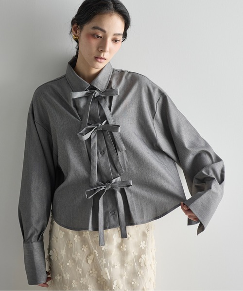 THE YOn(ザヨン)の「リボンデザインタッククロップドシャツ(シャツ/ブラウス・レディース・サックスブルー/ライム/グレー/オフホワイト・FREE)」の3枚目の写真