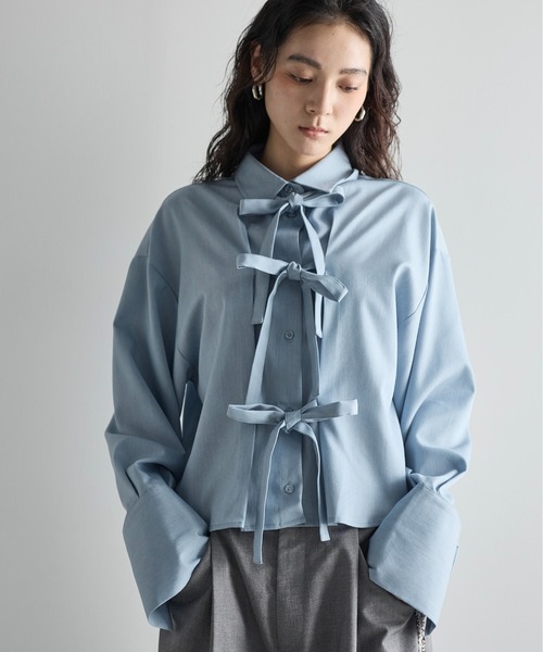 THE YOn(ザヨン)の「リボンデザインタッククロップドシャツ(シャツ/ブラウス・レディース・サックスブルー/ライム/グレー/オフホワイト・FREE)」の6枚目の写真