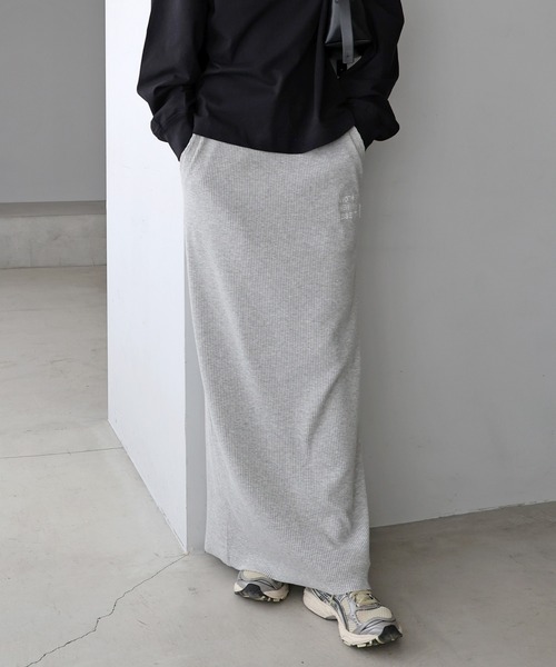 ANME(アンメ)の「セルフカットリブANMEエンブロイダリーロゴタイトスカート(スカート・レディース・ダークネイビー/ベージュ系その他/ブラック/杢グレー・M/L)」の2枚目の写真