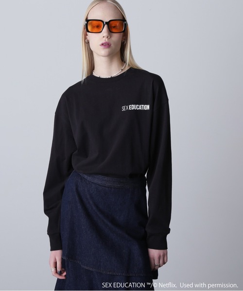 ROSE BUD(ローズバッド)の「Netflix Series ‘SEX EDUCATION’ × ROSE BUD/PHOTO BACK PRINT TEE(Tシャツ/カットソー・レディース・ホワイト/ブルー/ブラック・ONE SIZE)」の2枚目の写真