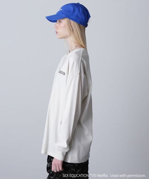ROSE BUD(ローズバッド)の「Netflix Series ‘SEX EDUCATION’ × ROSE BUD/PHOTO BACK PRINT TEE(Tシャツ/カットソー・レディース・ホワイト/ブルー/ブラック・ONE SIZE)」の8枚目の写真