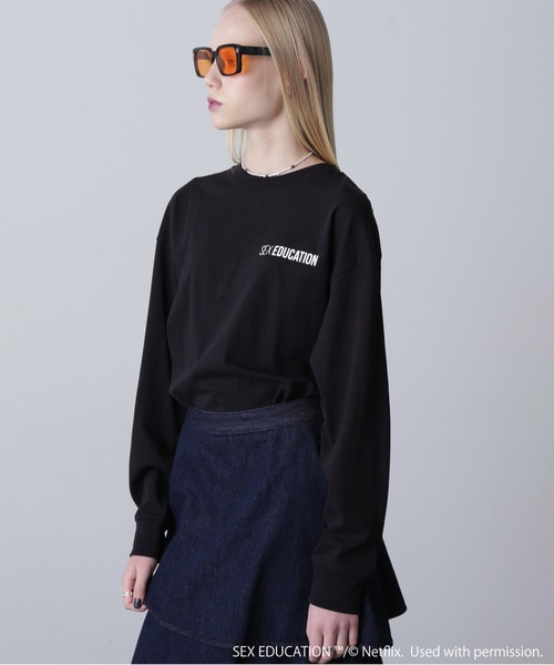 tシャツ Netflix Series ‘SEX EDUCATION’ × ROSE BUD/PHOTO BACK PRINT TEE レディース Netflix Series 'SEX EDUCATION' × ROSE BUD/PHOTO BACK PRINT