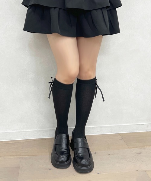 apres jour（アプレジュール）の「【apres jour×ARIAZ】リボン付きハイソックス（ソックス/靴下・レディース・オフホワイト/ブラック・FREE）」の2枚目の写真