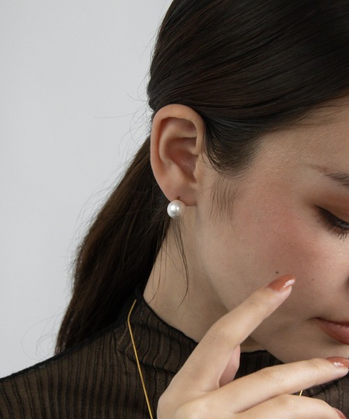 abaskdesign(アバスクデザイン)の「金属アレルギー対応 一粒パールピアス 10mm(ピアス(両耳用)・レディース・ゴールド・FREE)」の4枚目の写真