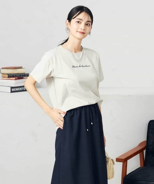 a.v.v(アーヴェヴェ)の「【コットン100%】ハンドレター調ロゴTシャツ(Tシャツ/カットソー・レディース・ホワイト/ブラック/グレー系その他・40/38/36/34/42)」の3枚目の写真
