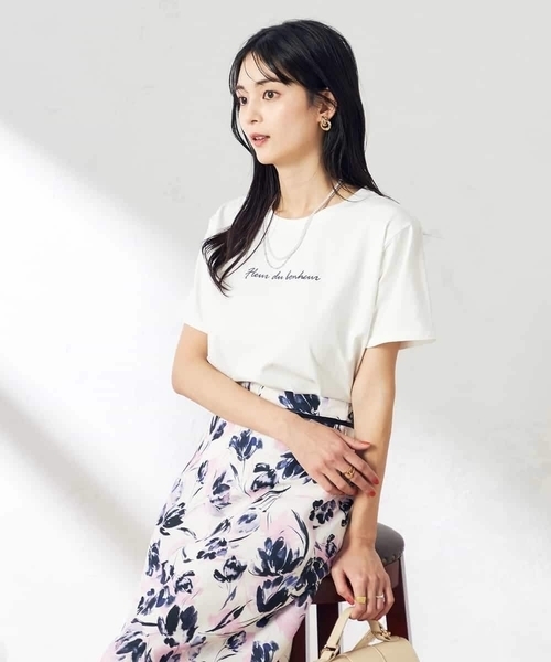 a.v.v(アーヴェヴェ)の「【コットン100%】ハンドレター調ロゴTシャツ(Tシャツ/カットソー・レディース・ホワイト/ブラック/グレー系その他・40/38/36/34/42)」の1枚目の写真