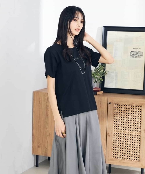 a.v.v(アーヴェヴェ)の「【コットン100%】ハンドレター調ロゴTシャツ(Tシャツ/カットソー・レディース・ホワイト/ブラック/グレー系その他・40/38/36/34/42)」の2枚目の写真