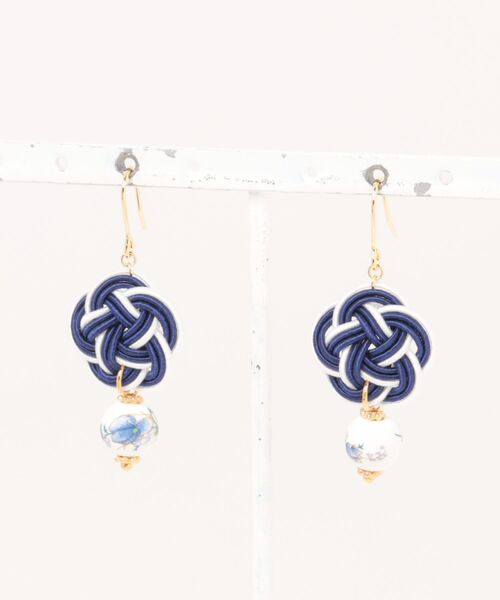 tone（トーン）の「【Shin】[Shin]水引梅結びピアス(MA)（ピアス（両耳用）・レディース・ブラック/レッド/クリーム/ライトグレー/グリーン系その他2/ブラウン系その他/ピンク系その他/ブラック系その他/グレー/ダークグリーン/ホワイト/ブラウン/ベージュ/ブルー系/ブルー系2/パープル/ピンク/サーモンピンク/オレンジ系その他/ピンクベージュ/ホワイト系その他/ブラック系2/ホワイト系/ブルー系3/ピンク系2/ブラック系3/ブルー系4・FREE）」の3枚目の写真
