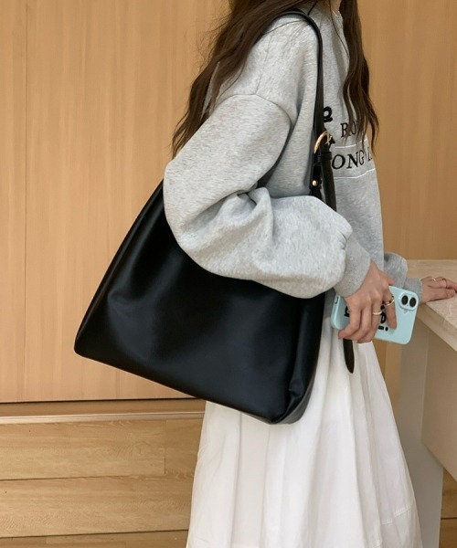 gossip!ロサンゼルス(ゴシップロサンゼルス)の「【Y2Kガーリー】ベーシック大容量ショルダーバッグ(ショルダーバッグ・レディース・オフホワイト/ブラック・FREE)」の1枚目の写真