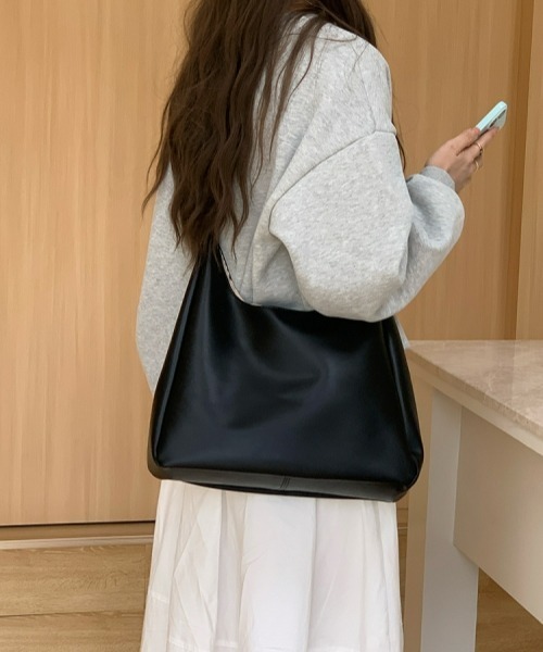 gossip!ロサンゼルス(ゴシップロサンゼルス)の「【Y2Kガーリー】ベーシック大容量ショルダーバッグ(ショルダーバッグ・レディース・オフホワイト/ブラック・FREE)」の4枚目の写真