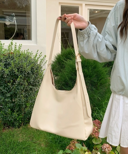 gossip!ロサンゼルス(ゴシップロサンゼルス)の「【Y2Kガーリー】ベーシック大容量ショルダーバッグ(ショルダーバッグ・レディース・オフホワイト/ブラック・FREE)」の9枚目の写真
