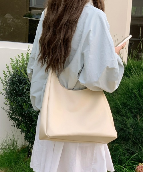 gossip!ロサンゼルス(ゴシップロサンゼルス)の「【Y2Kガーリー】ベーシック大容量ショルダーバッグ(ショルダーバッグ・レディース・オフホワイト/ブラック・FREE)」の12枚目の写真