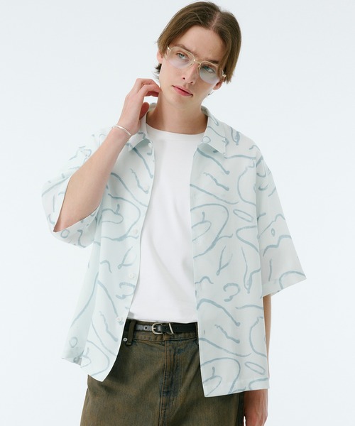 PUBLIC TOKYO(パブリックトウキョウ)の「アブストラクトアートプリント柄シャツ /夏服/ウォッシャブル/半袖/防シワ(シャツ/ブラウス・メンズ・ブルー/サックスブルー・1/2)」の12枚目の写真