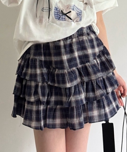 Sibra(シブラ)の「インナーパンツ付きチェック柄ダブルフリルフレアミニスカート(スカート・レディース・ネイビー/ホワイト・M)」の4枚目の写真