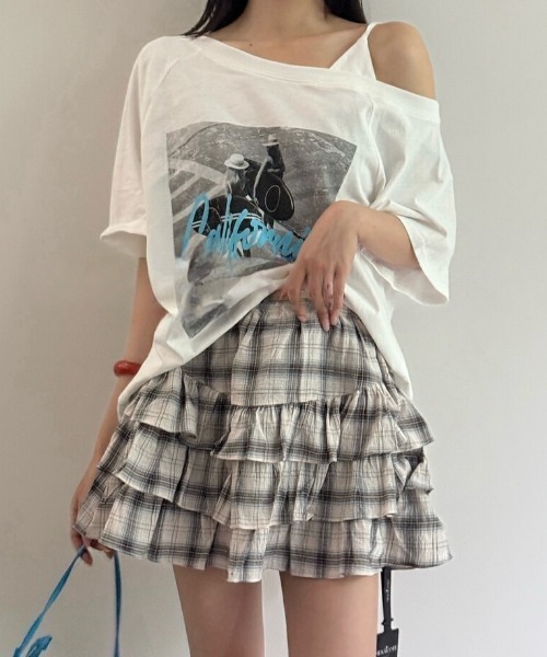 Sibra(シブラ)の「インナーパンツ付きチェック柄ダブルフリルフレアミニスカート(スカート・レディース・ネイビー/ホワイト・M)」の8枚目の写真