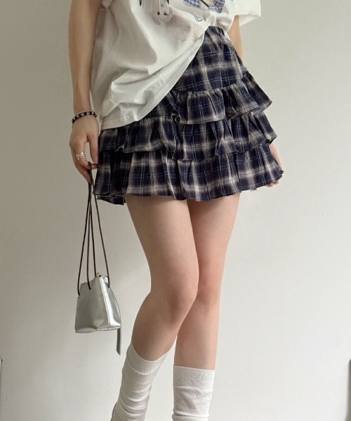 Sibra(シブラ)の「インナーパンツ付きチェック柄ダブルフリルフレアミニスカート(スカート・レディース・ネイビー/ホワイト・M)」の6枚目の写真