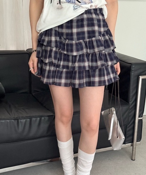 Sibra(シブラ)の「インナーパンツ付きチェック柄ダブルフリルフレアミニスカート(スカート・レディース・ネイビー/ホワイト・M)」の3枚目の写真