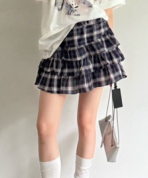 Sibra(シブラ)の「インナーパンツ付きチェック柄ダブルフリルフレアミニスカート(スカート・レディース・ネイビー/ホワイト・M)」の5枚目の写真
