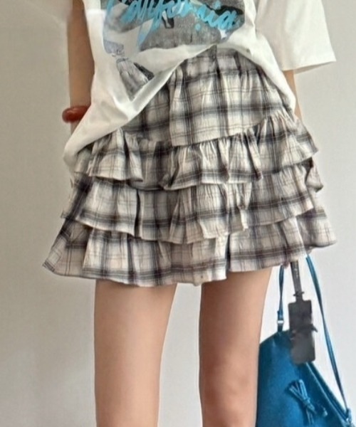 Sibra(シブラ)の「インナーパンツ付きチェック柄ダブルフリルフレアミニスカート(スカート・レディース・ネイビー/ホワイト・M)」の11枚目の写真