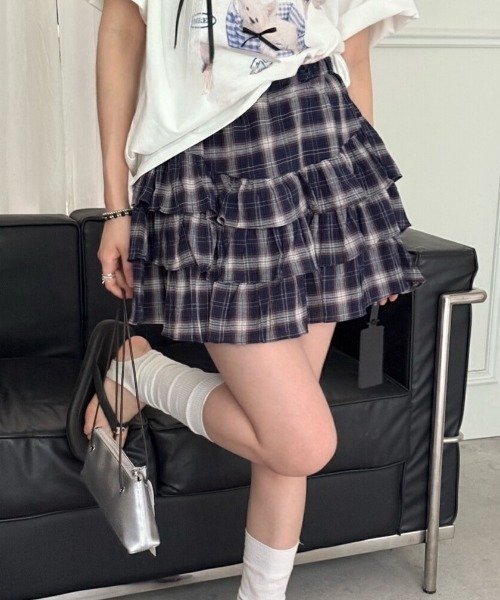 Sibra(シブラ)の「インナーパンツ付きチェック柄ダブルフリルフレアミニスカート(スカート・レディース・ネイビー/ホワイト・M)」の12枚目の写真