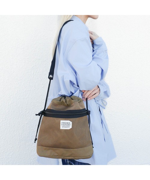 FREDRIK PACKERS(フレドリックパッカーズ)の「【FREDRIK PACKERS】BELL SACK <M> ベル サック Mサイズ ショルダーバッグ(ショルダーバッグ・レディース・ブラック/ダークベージュ・MEDIUM)」の2枚目の写真