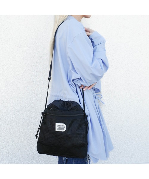 FREDRIK PACKERS(フレドリックパッカーズ)の「【FREDRIK PACKERS】BELL SACK <M> ベル サック Mサイズ ショルダーバッグ(ショルダーバッグ・レディース・ブラック/ダークベージュ・MEDIUM)」の1枚目の写真