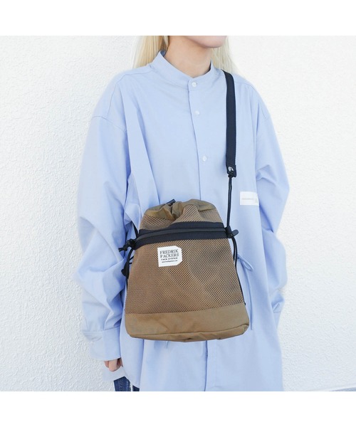 FREDRIK PACKERS(フレドリックパッカーズ)の「【FREDRIK PACKERS】BELL SACK <M> ベル サック Mサイズ ショルダーバッグ(ショルダーバッグ・レディース・ブラック/ダークベージュ・MEDIUM)」の14枚目の写真