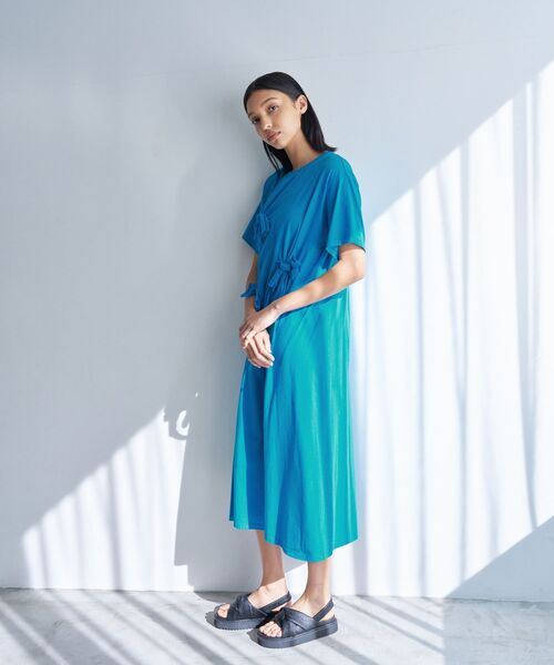 LANVIN en Bleu(ランバンオンブルー)の「ノットリボンカットソーワンピース(ワンピース・レディース・ブルー/オフホワイト/ブラック・38)」の5枚目の写真