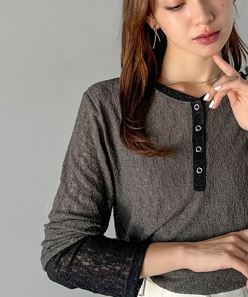 mily bilet(ミウィビレット)の「【mily bilet】シンプルさの中にフェミニンさをプラスしたデザイン。袖配色レースヘンリーカットソー(長袖)(Tシャツ/カットソー・レディース・チャコールグレー/モカ/ブラック/アイボリー・LARGE/MEDIUM/SMALL/X-LARGE)」の3枚目の写真