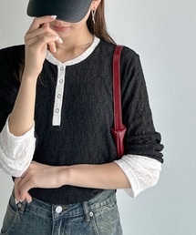 【mily bilet】シンプルさの中にフェミニンさをプラスしたデザイン。袖配色レースヘンリーカットソー(長袖)