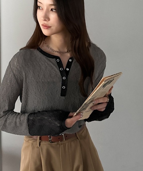 mily bilet(ミウィビレット)の「【mily bilet】シンプルさの中にフェミニンさをプラスしたデザイン。袖配色レースヘンリーカットソー(長袖)(Tシャツ/カットソー・レディース・チャコールグレー/モカ/ブラック/アイボリー・LARGE/MEDIUM/SMALL/X-LARGE)」の9枚目の写真